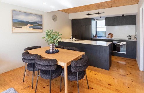 Sherborne Street Apartment | Family Home Near CBD, Garage & Outdoor Dining