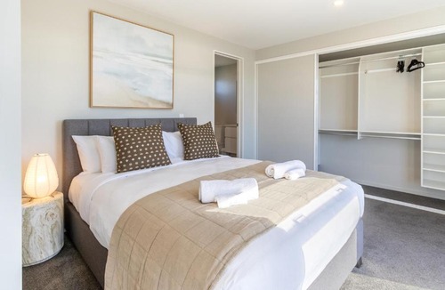 Sherborne Street Apartment | Family Home Near CBD, Garage & Outdoor Dining