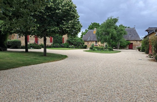 Le Tremblay House | Family home with swimming pool and Jacuzzi in the heart of nature.