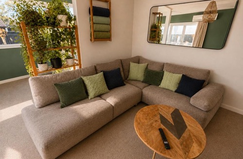 Somerfield House | Family House With Hot Tub And Parking Christchurch