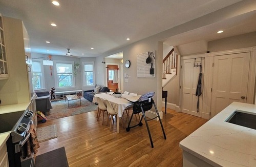 Hyde Square House | Family House with yard at prime location
