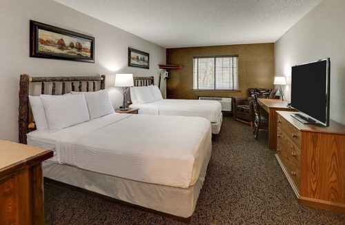 Johnston Hotel | Family Lodge Retreat w/Onsite Pool & Hot tub | 7 mi to Drake University
