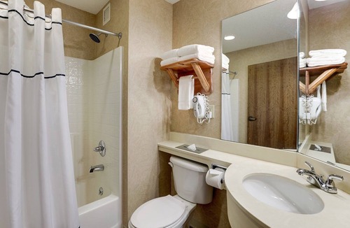 Johnston Hotel | Family Lodge Retreat w/Onsite Pool & Hot tub | 7 mi to Drake University