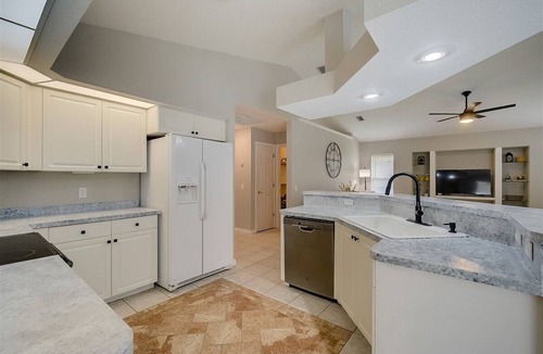 Long Meadow House | Family Paradise: Spa & Heated Pool w Outdoor TV