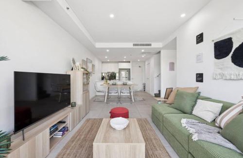 Mascot Apartment | Family Penthouse Apt Lvl 13 with 2 Carparks at Airport
