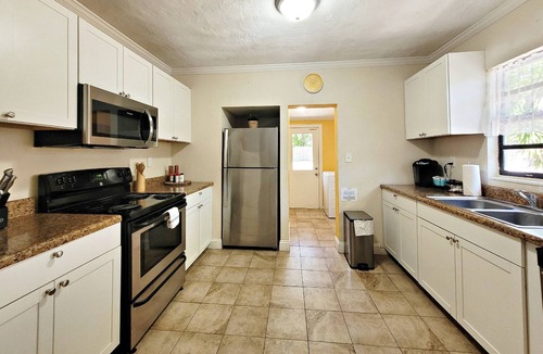 Holly Hill House | Family-Pet-Friendly, Everything You Love Is Conveniently Nearby-Privacy Fenced Backyard-Secure WiFi!