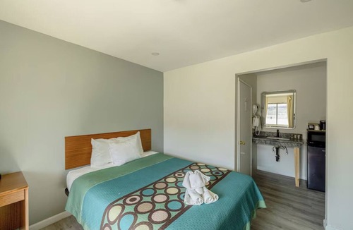 Barstow Hotel | Family-Ready Junior Room with Queen Bed Near Village Café - Affordable
