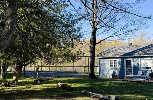 Maple City House | Family resort cottage-Big Glen Lk waterfront.Dock tennis court,kayak,rowboat