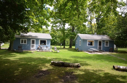 Maple City House | Family resort cottage-Big Glen Lk waterfront.Dock tennis court,kayak,rowboat