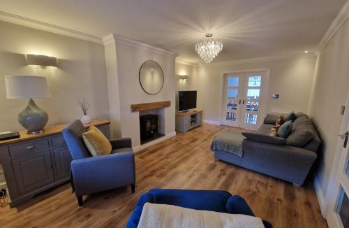Merthyr Tydfil House | Family Retreat, 6 bedrooms, sleeps 12 Near National Park And Bike Park Wales