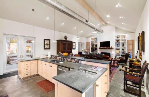 Fredericksburg House | Family Retreat - Pool - Ping Pong - Hot Tub