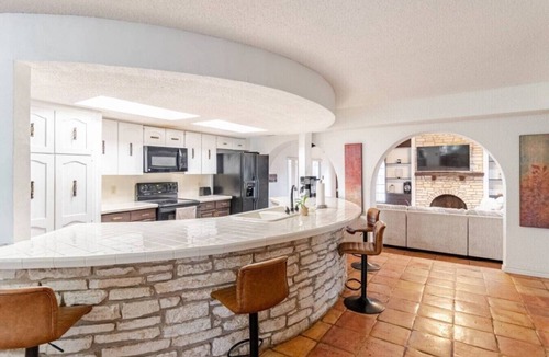 Leon Valley House | Family & Retreat Villa Sleeps 16 Pool