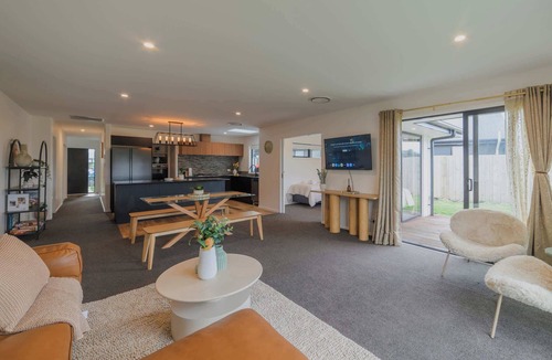 Hoon Hay House | Family Retreat with Spa, Games, and Sunshine