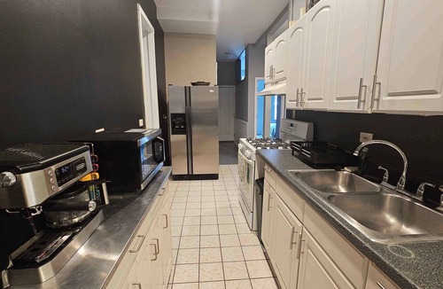 Lower West Side Apartment | Family style pet friendly Pilsen apartment with park/playground access