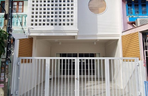 Bangkok Noi Villa | Family friendly with 3 bedroom 3 bathroom near MRT and free parking lot.
