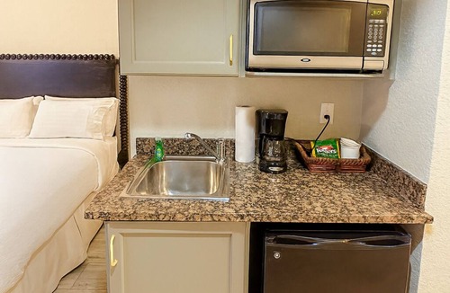 Crystal Harbour Apartment | Family Vacation! 4 Spacious Rooms, Outdoor Pool, Stunning View