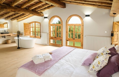 Serinya House | Fantástica Masía Rodeada de más de 10.000 m2 de Jardín con una Preciosa Piscina