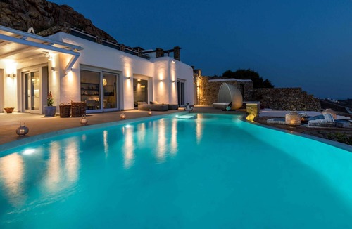 Ano Mera Villa | Fantastic 6 Br Villa Located In a Great Location