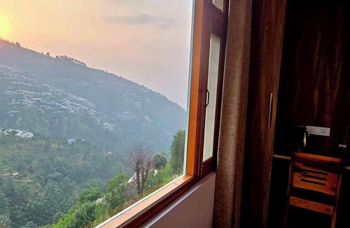 Kumharsain House | Fantastic 1-bedroom in Authentic Luxurious Himachali Homestay Near Narkanda