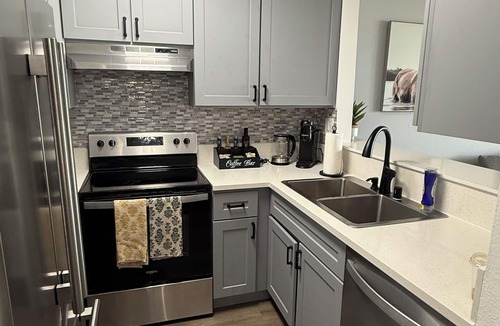 South Redondo Apartment | Fantastic 1bed/1bath with an ocean view steps from the beach in Redondo Beach