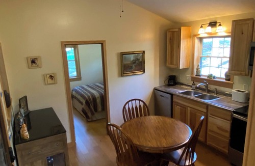 Carbon Hill Cabin | Fantastic 2-bedroom cabin, sleeps 6, 2 baths. Glouster, Ohio
