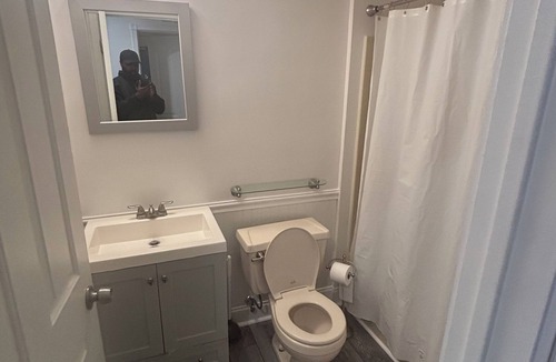 Newark Condo | Fantastic 2-bedroom condo with AC in vibrant Newark. WiFi with 65 inch smart TV