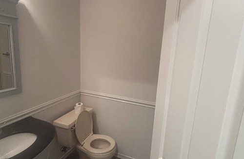 Newark Condo | Fantastic 2-bedroom condo with AC in vibrant Newark. WiFi with 65 inch smart TV