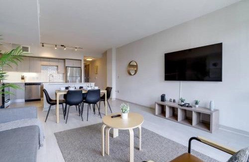 Crystal City Apartment | Fantastic 2BR Condo At Crystal City With Rooftop