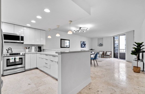 Key Biscayne Apartment | Fantastic 3 bed/2bath in Key Colony Condo with beach, pool and tennis