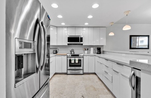 Key Biscayne Apartment | Fantastic 3 bed/2bath in Key Colony Condo with beach, pool and tennis