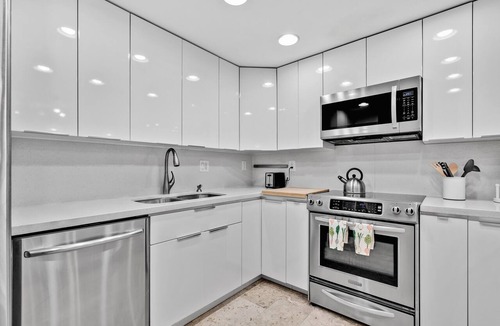 Key Biscayne Apartment | Fantastic 3 bed/2bath in Key Colony Condo with beach, pool and tennis