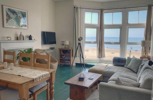 Margate Old Town Apartment | Fantastic 3 Bed Beachfront Flat with Seaview