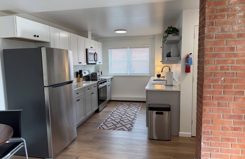 State College Apartment | Fantastic 3-bedroom apartment with AC in vibrant State College