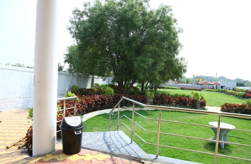 Chevella House | Fantastic 3-bedroom farmhouse in Tolkatta with pool and car parking