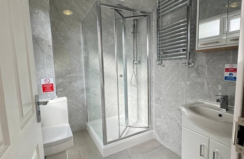 Beddington South Apartment | Fantastic 3 ensuite bedrooms in a 6 bedroom apartment in Wallington with WiFi