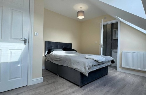 Beddington South Apartment | Fantastic 3 ensuite bedrooms in a 6 bedroom apartment in Wallington with WiFi