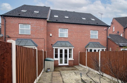 West Bromwich House | Fantastic 4 bed house with 3 bathrooms in pleasant location