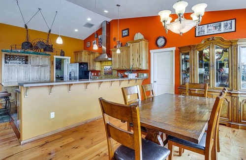 Thurston House | Fantastic 4 BR Countryside Home - Mountain views, Hot tub, Close to town and UO!