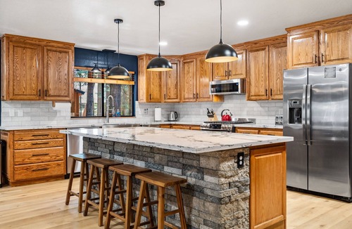Arnold House | Fantastic 6-bedroom Spacious Dorrington Mountain Oasis w/Hot Tub