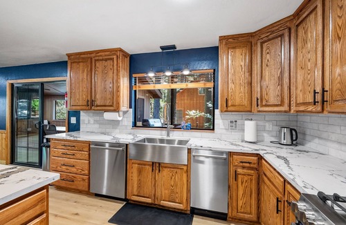 Arnold House | Fantastic 6-bedroom Spacious Dorrington Mountain Oasis w/Hot Tub
