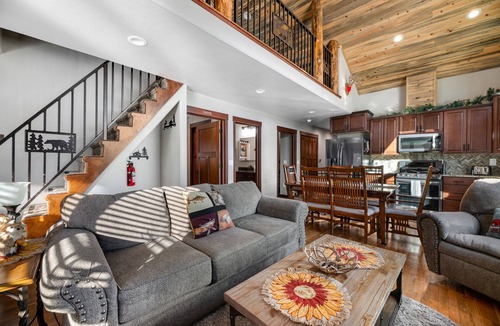 Nemo House | Fantastic and secluded house with two lofts, balcony, & swing set - near hiking