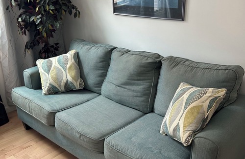 Floral Park Apartment | Fantastic apartment in charming Bellerose close to racetrack and arena.