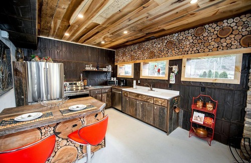 Sugar Grove Cabin | Fantastic Barn Suite with Hot-tub and Petting Zoo in Sugar Grove, North Carolina