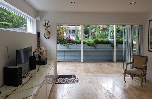 North Curl Curl House | Fantastic Beach House with Sensational Ocean Views. 3 min walk to Beach