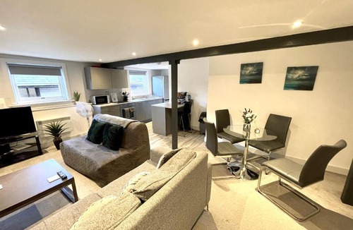 Bishop's Stortford Apartment | Fantastic convenient 2 Bedroom 2 bathroom Perfect for Stansted Airport, 3 minute walk to Bishops Stortford Train Station!