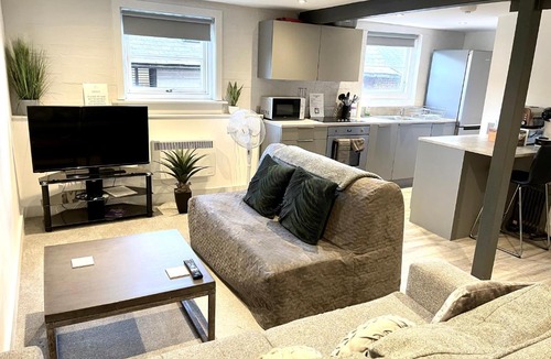 Bishop's Stortford Apartment | Fantastic convenient 2 Bedroom 2 bathroom Perfect for Stansted Airport, 3 minute walk to Bishops Stortford Train Station!