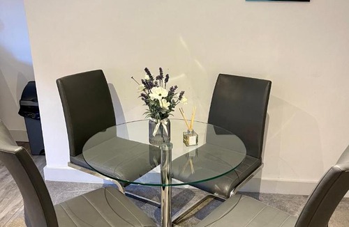Bishop's Stortford Apartment | Fantastic convenient 2 Bedroom 2 bathroom Perfect for Stansted Airport, 3 minute walk to Bishops Stortford Train Station!