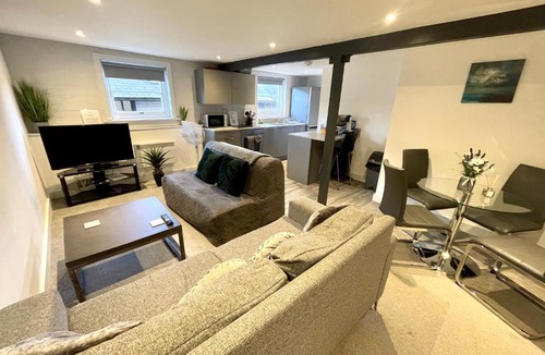 Bishop's Stortford Apartment | Fantastic convenient 2 Bedroom 2 bathroom Perfect for Stansted Airport, 3 minute walk to Bishops Stortford Train Station!