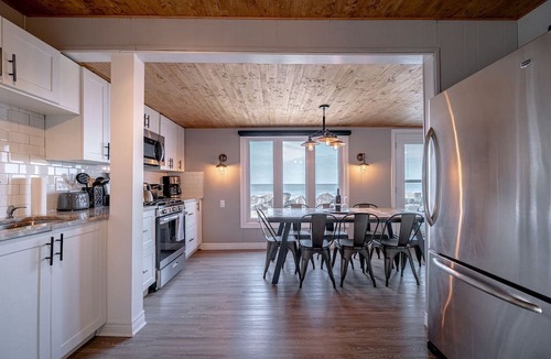 Leamington Cottage | Fantastic Cottage with Fire Pit and Hot-tub in Leamington, Ontario
