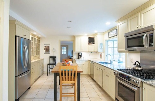 Orleans House | Fantastic Home by Eldridge Park!